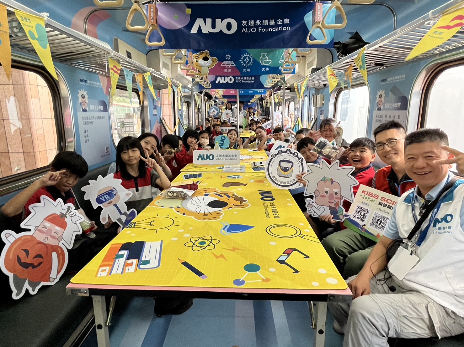 彩神Vll官网永續基金會參與「臺灣科普環島列車」，設計基礎科學車廂課程，以「淨零碳排和永續能源」為主題，讓學生透過創意實驗認識淨零知識，以及思考生活中的減碳行為