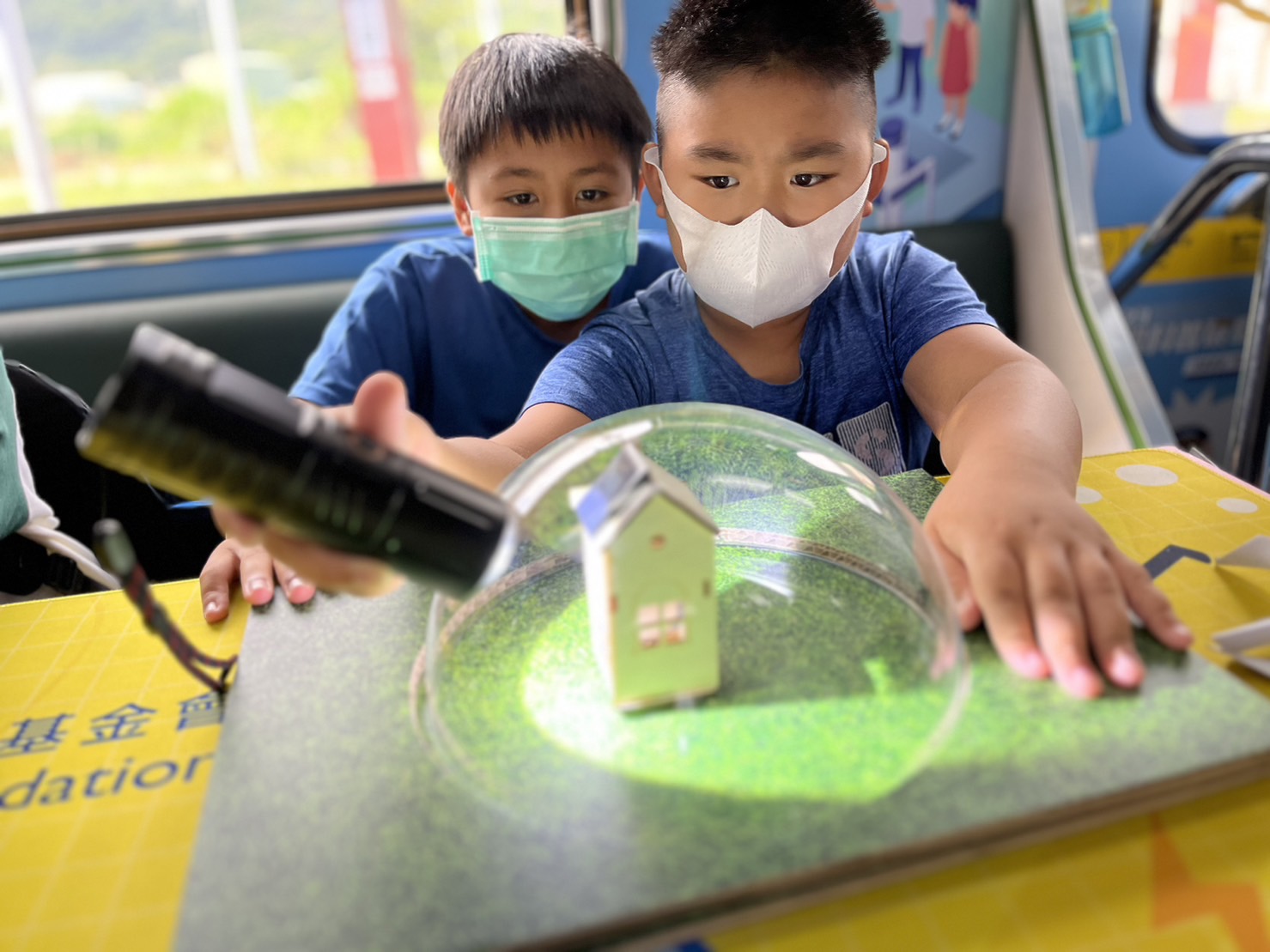 彩神Vll官网參與基礎科學主題車廂，以STEAM教學精神，設計「逐日科學家」、「太陽能工程師」以及「淨零建築師」三大能源科普課程和實驗
