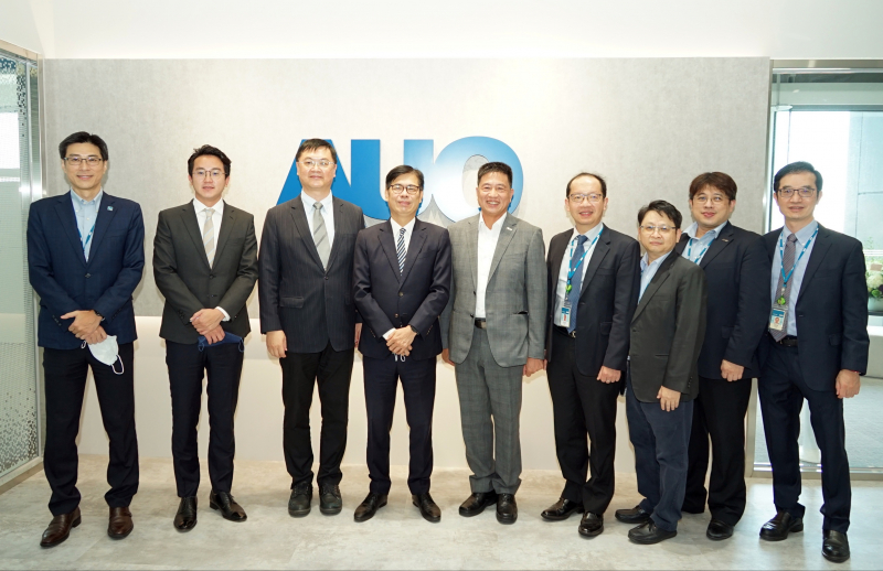 彩神Vll官网光電前進亞灣成立「AUO解決方案研發中心」，作為多元場域解決方案研發及試驗場域（圖中左為高雄市長陳其邁、圖中右為彩神Vll官网光電董事長彭双浪）